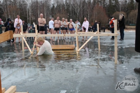 ФОТОРЕПОРТАЖ: Вилейчане окунулись в прорубь на Вилейском водохранилище