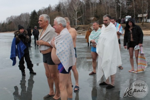 ФОТОРЕПОРТАЖ: Вилейчане окунулись в прорубь на Вилейском водохранилище