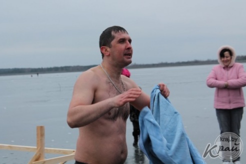 ФОТОРЕПОРТАЖ: Вилейчане окунулись в прорубь на Вилейском водохранилище
