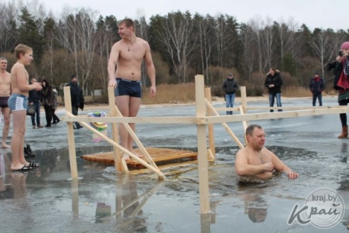 ФОТОРЕПОРТАЖ: Вилейчане окунулись в прорубь на Вилейском водохранилище