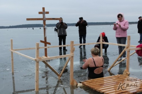 ФОТОРЕПОРТАЖ: Вилейчане окунулись в прорубь на Вилейском водохранилище