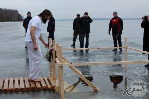 ФОТОРЕПОРТАЖ: Вилейчане окунулись в прорубь на Вилейском водохранилище