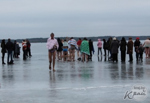 ФОТОРЕПОРТАЖ: Вилейчане окунулись в прорубь на Вилейском водохранилище