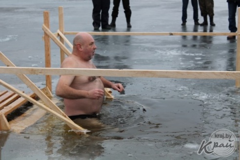 ФОТОРЕПОРТАЖ: Вилейчане окунулись в прорубь на Вилейском водохранилище