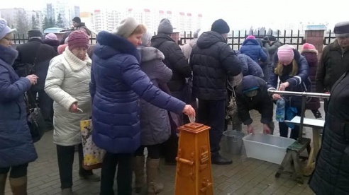 В Жодино освящают воду и купаются в Плисе. Фото