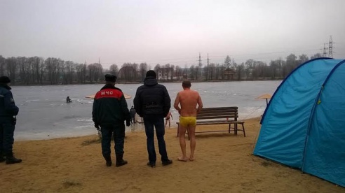 В Жодино освящают воду и купаются в Плисе. Фото