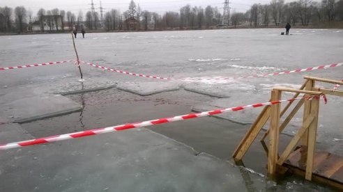 В Жодино освящают воду и купаются в Плисе. Фото