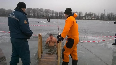 В Жодино освящают воду и купаются в Плисе. Фото