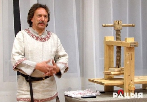 Глубочанин Виктор Дудкевич за два дня изготовил деревянную расческу длиной около полутора метров (ФОТО)