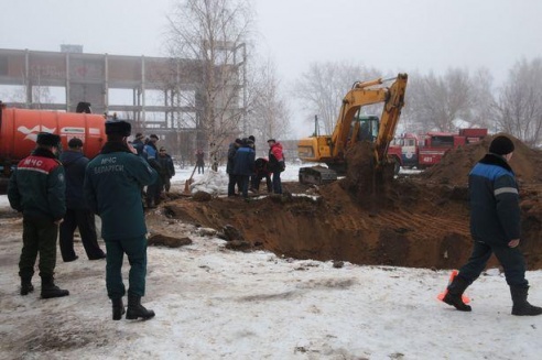 Прорыв канализационной трубы в Барановичах еще не ликвидирован