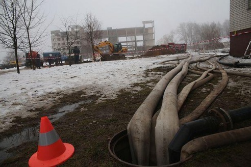 Прорыв канализационной трубы в Барановичах еще не ликвидирован
