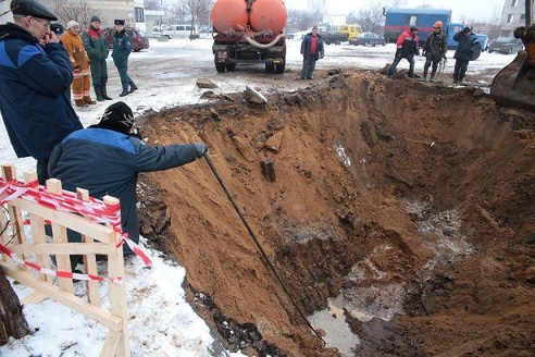 Прорыв канализационной трубы в Барановичах еще не ликвидирован