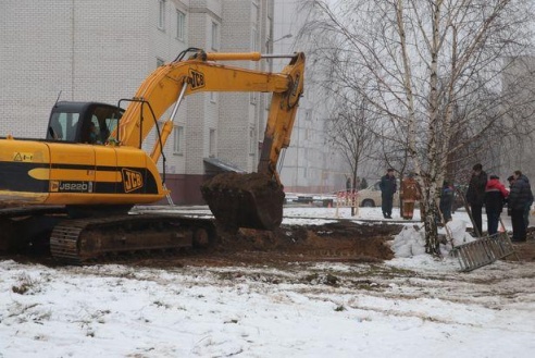 Прорыв канализационной трубы в Барановичах еще не ликвидирован