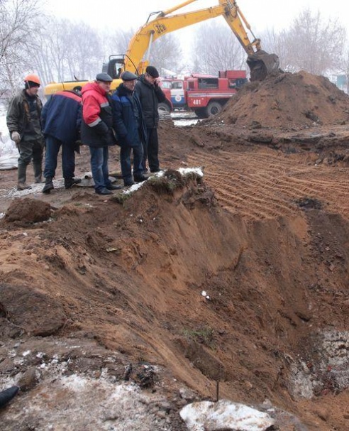 Прорыв канализационной трубы в Барановичах еще не ликвидирован