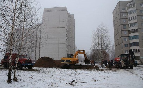 Прорыв канализационной трубы в Барановичах еще не ликвидирован