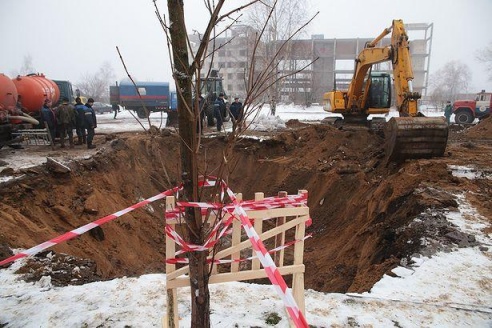 Прорыв канализационной трубы в Барановичах еще не ликвидирован