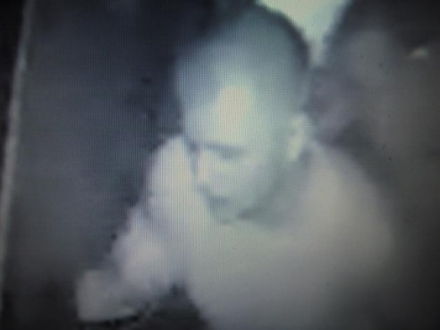 Барановичский ГОВД разыскивает мужчин, укравших в ночном клубе телефон