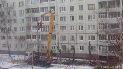Удаление деревьев во дворе по улице Ленина