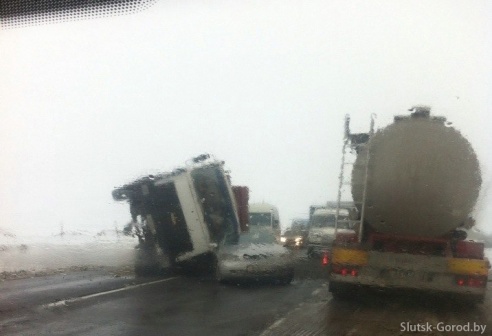 На минской трассе гружёный МАЗ опрокинулся на Opel, а в маршрутку рассыпался щебень