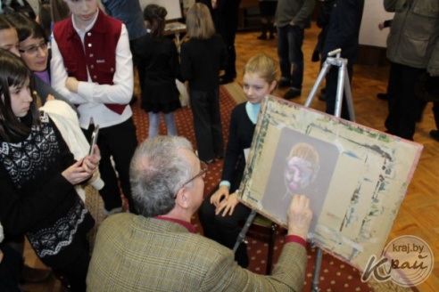 Художники оставили на память маленьким вилейчанам их портреты, которые написали во время мастер-класса (ФОТО)