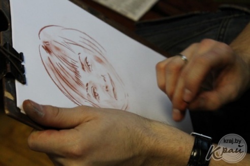 Художники оставили на память маленьким вилейчанам их портреты, которые написали во время мастер-класса (ФОТО)
