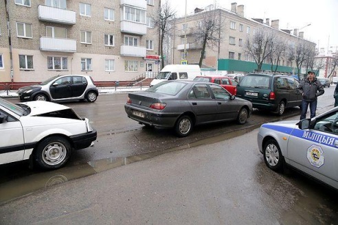 ФОТОФАКТ: В Барановичах перед пешеходным переходом столкнулись три автомобиля