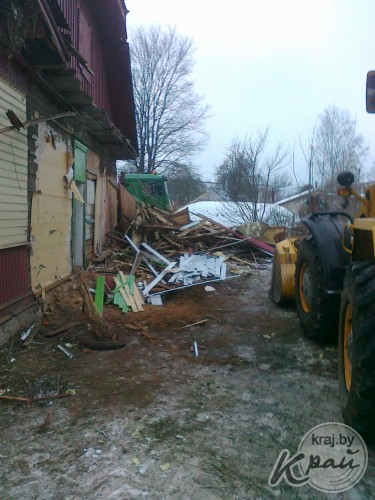 ФОТОФАКТ: На углу улиц 17 сентября и Красноармейская в Вилейке сносят дом