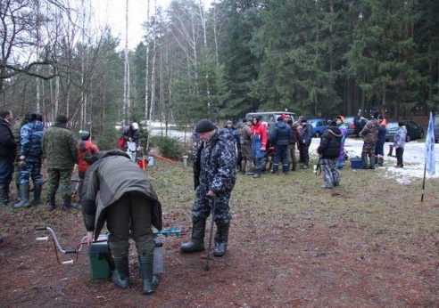 В Барановичах рыбаки соревновались в ловле рыбы на мормышку