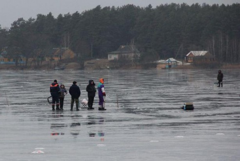 В Барановичах рыбаки соревновались в ловле рыбы на мормышку