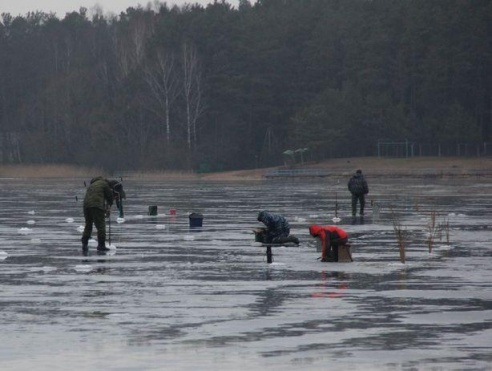В Барановичах рыбаки соревновались в ловле рыбы на мормышку