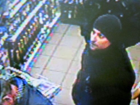 Барановичская милиция разыскивает парней, похитивших в магазине кошелек