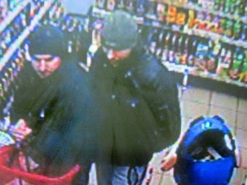 Барановичская милиция разыскивает парней, похитивших в магазине кошелек