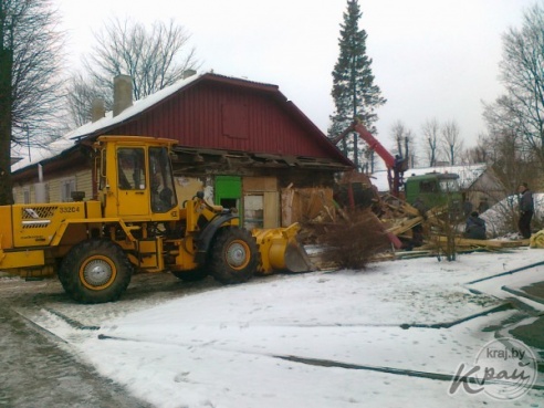 ФОТОФАКТ: На углу улиц 17 сентября и Красноармейская в Вилейке сносят дом