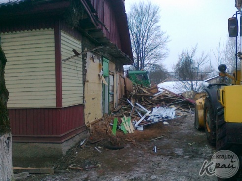 ФОТОФАКТ: На углу улиц 17 сентября и Красноармейская в Вилейке сносят дом