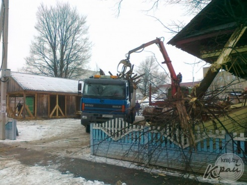 ФОТОФАКТ: На углу улиц 17 сентября и Красноармейская в Вилейке сносят дом