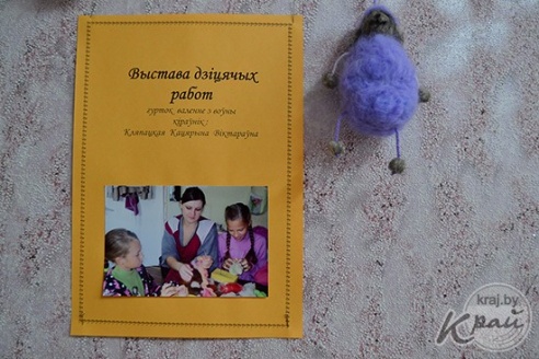 Мастерица из Глубокого впервые показала свои работы из шерсти – игрушки, валенки и шапки (ВИДЕО, ФОТО)