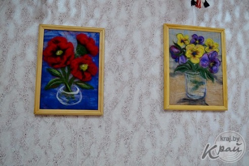 Мастерица из Глубокого впервые показала свои работы из шерсти – игрушки, валенки и шапки (ВИДЕО, ФОТО)