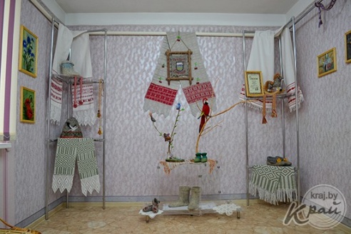 Мастерица из Глубокого впервые показала свои работы из шерсти – игрушки, валенки и шапки (ВИДЕО, ФОТО)