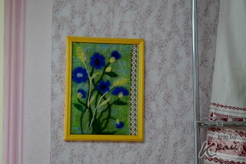 Мастерица из Глубокого впервые показала свои работы из шерсти – игрушки, валенки и шапки (ВИДЕО, ФОТО)