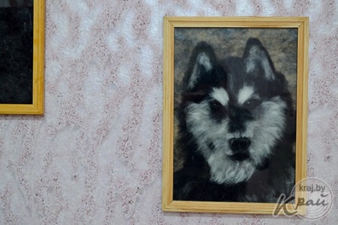 Мастерица из Глубокого впервые показала свои работы из шерсти – игрушки, валенки и шапки (ВИДЕО, ФОТО)