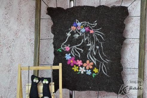 Мастерица из Глубокого впервые показала свои работы из шерсти – игрушки, валенки и шапки (ВИДЕО, ФОТО)