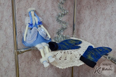 Мастерица из Глубокого впервые показала свои работы из шерсти – игрушки, валенки и шапки (ВИДЕО, ФОТО)