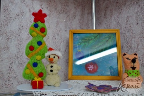 Мастерица из Глубокого впервые показала свои работы из шерсти – игрушки, валенки и шапки (ВИДЕО, ФОТО)