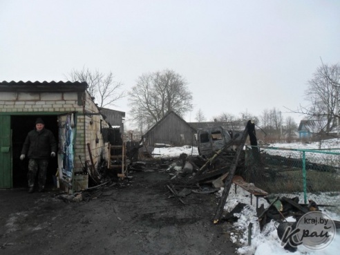 В деревне Лыцевичи Вилейского района 10 февраля сгорел гараж вместе с микроавтобусом (ФОТО)