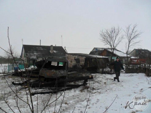 В деревне Лыцевичи Вилейского района 10 февраля сгорел гараж вместе с микроавтобусом (ФОТО)