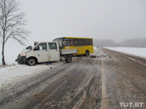 В Горецком районе столкнулись VW и автобус: один человек погиб, один – пострадал