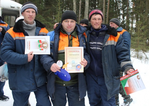 У лесников – День рыбака: выходной день на озере Волкосье провели работники ГЛХУ «Лиозненский лесхоз»