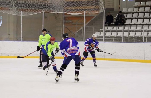 На лед в Горках вышли военнослужащие. Фоторепортаж