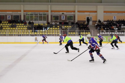 На лед в Горках вышли военнослужащие. Фоторепортаж