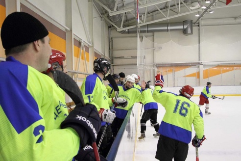 На лед в Горках вышли военнослужащие. Фоторепортаж